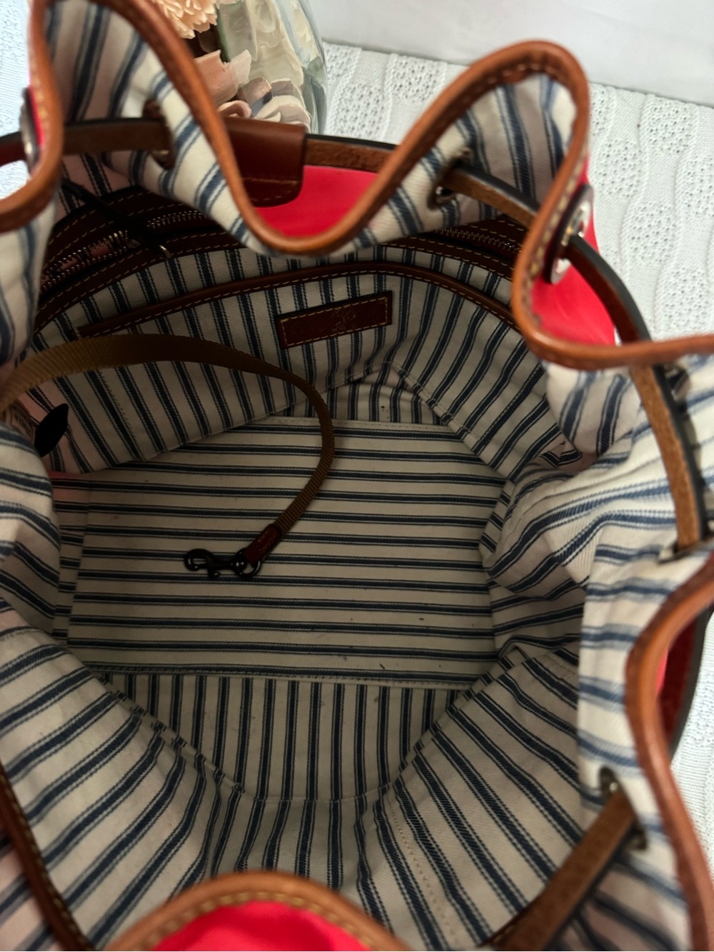 Dooney & Bourke EUC Wayfarer red bucket bag - Picture 6 of 7